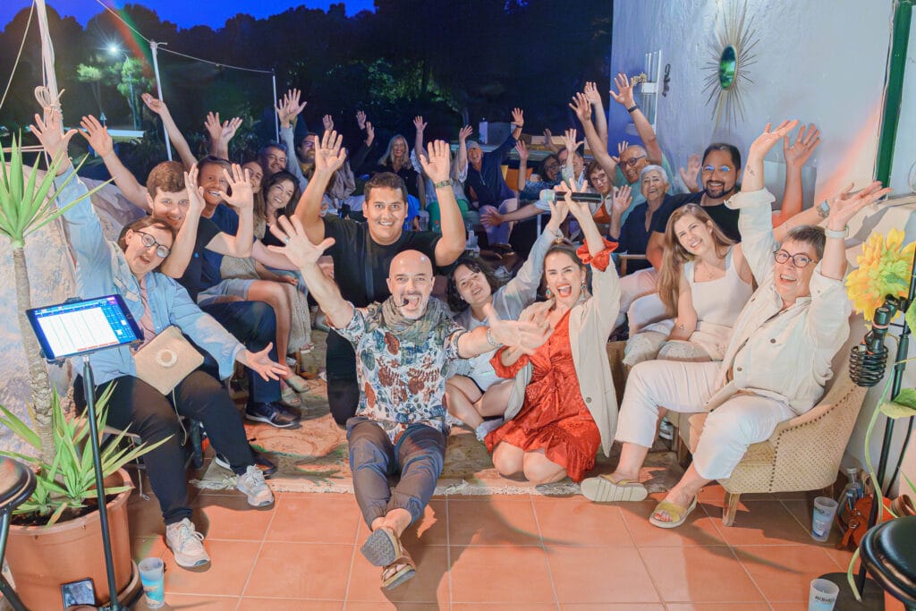 Público disfrutando de un Secret Concert íntimo en Menorca con Wanderlust